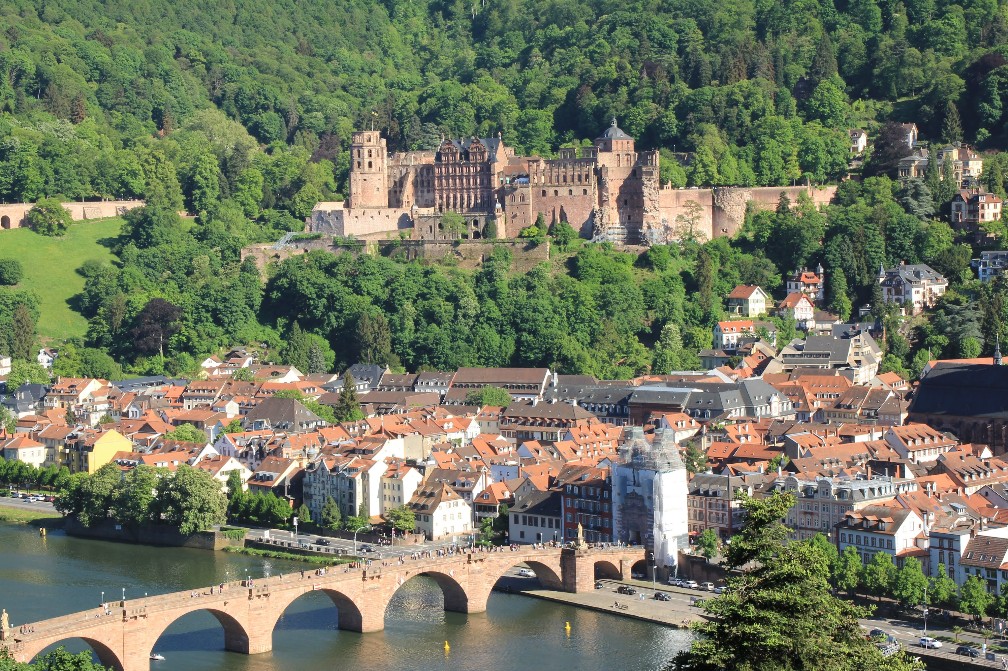ハイデルベルク 古城と橋を望むロマンチックな街歩き
