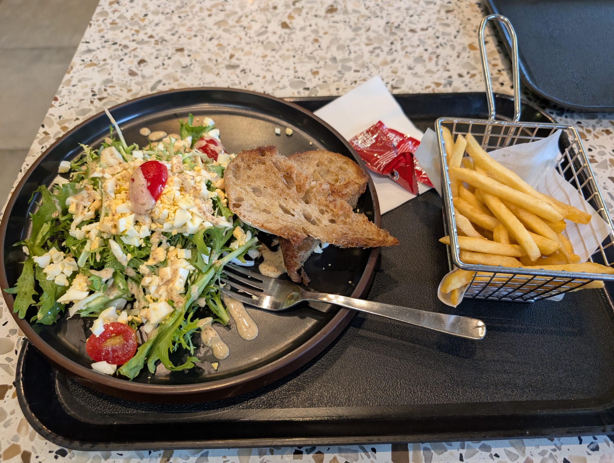 Hub & Spokeで食べたサラダとフライドポテト