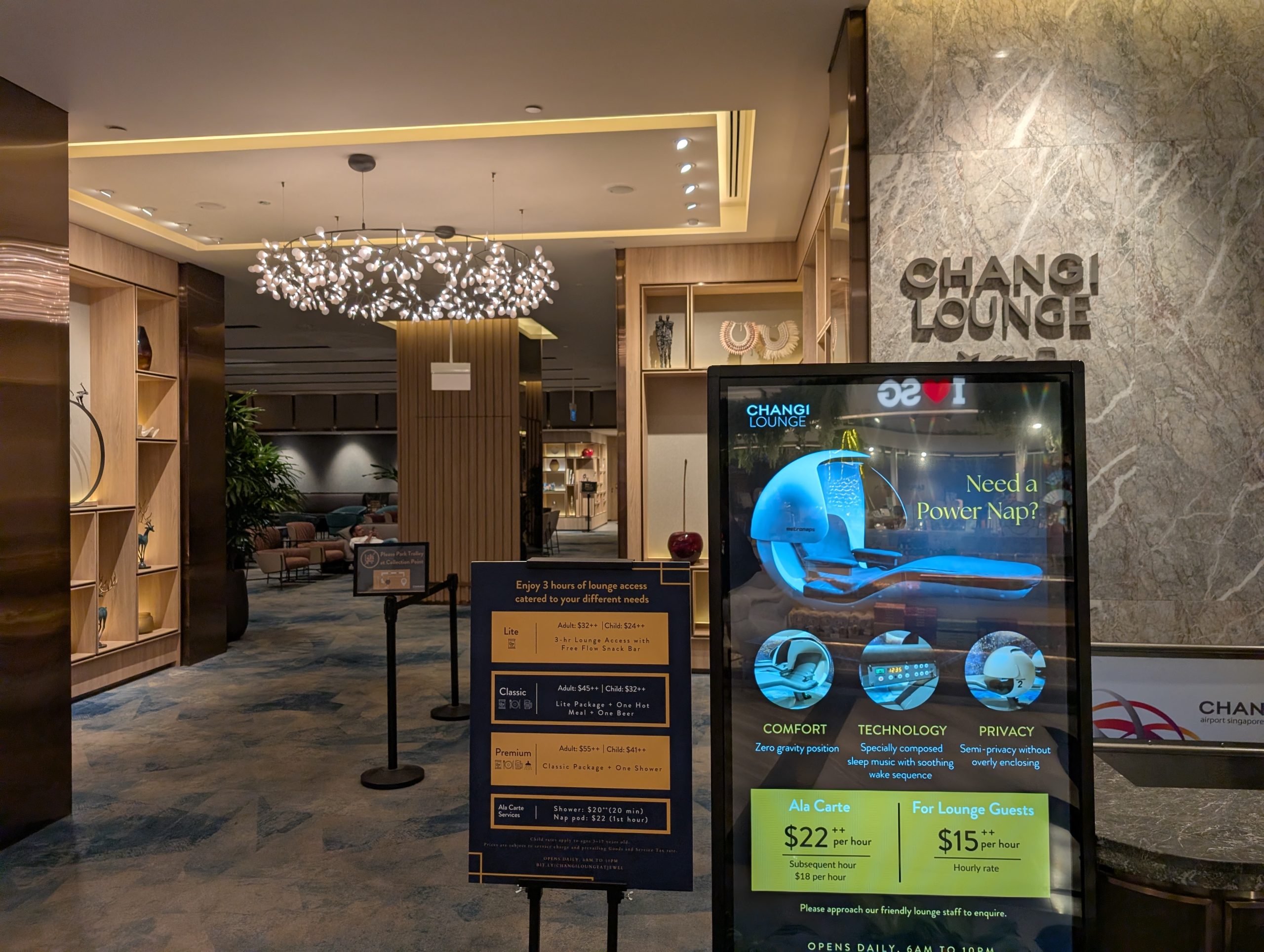 Changi Lounge入口の料金看板（Lite/Classic/Premium）
