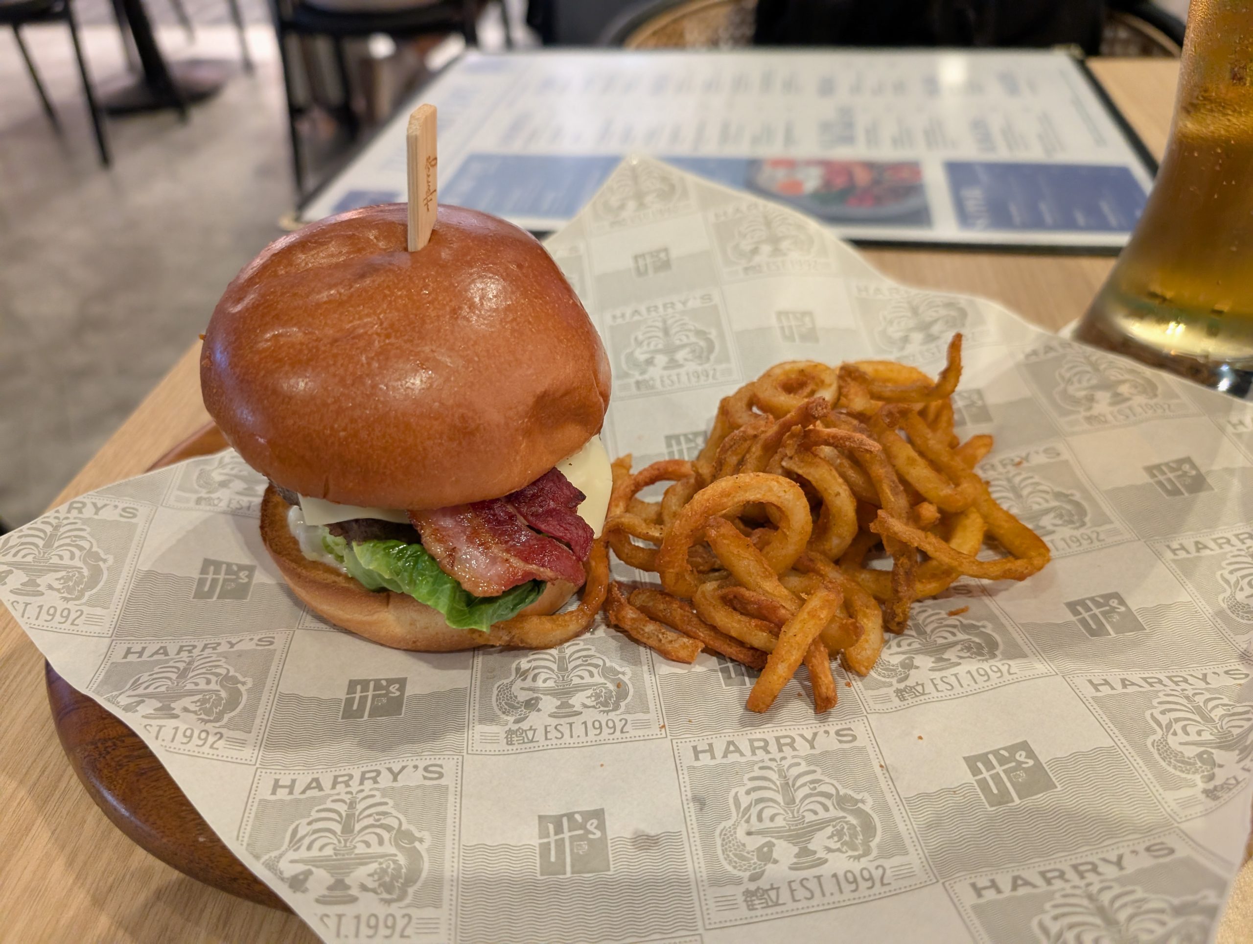 Harry'sのベーコンバーガーとカーリーフライ