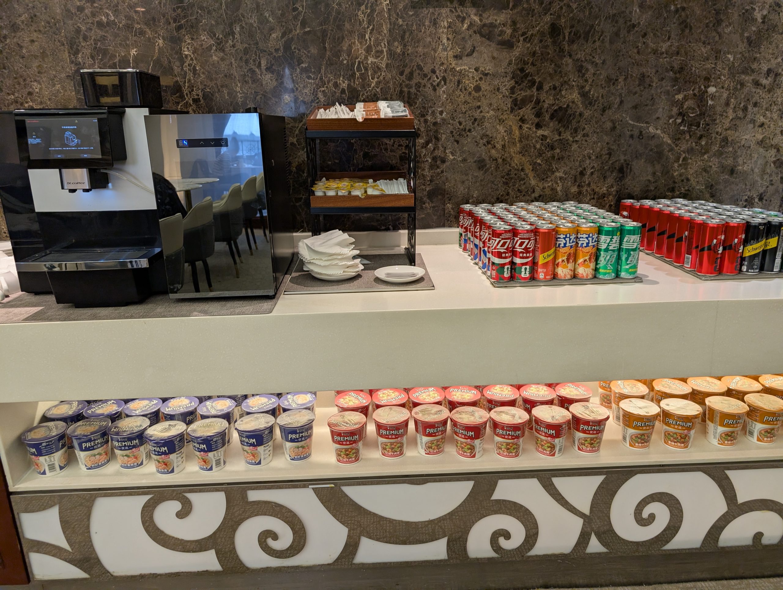 ドリンク・カップ麺コーナー